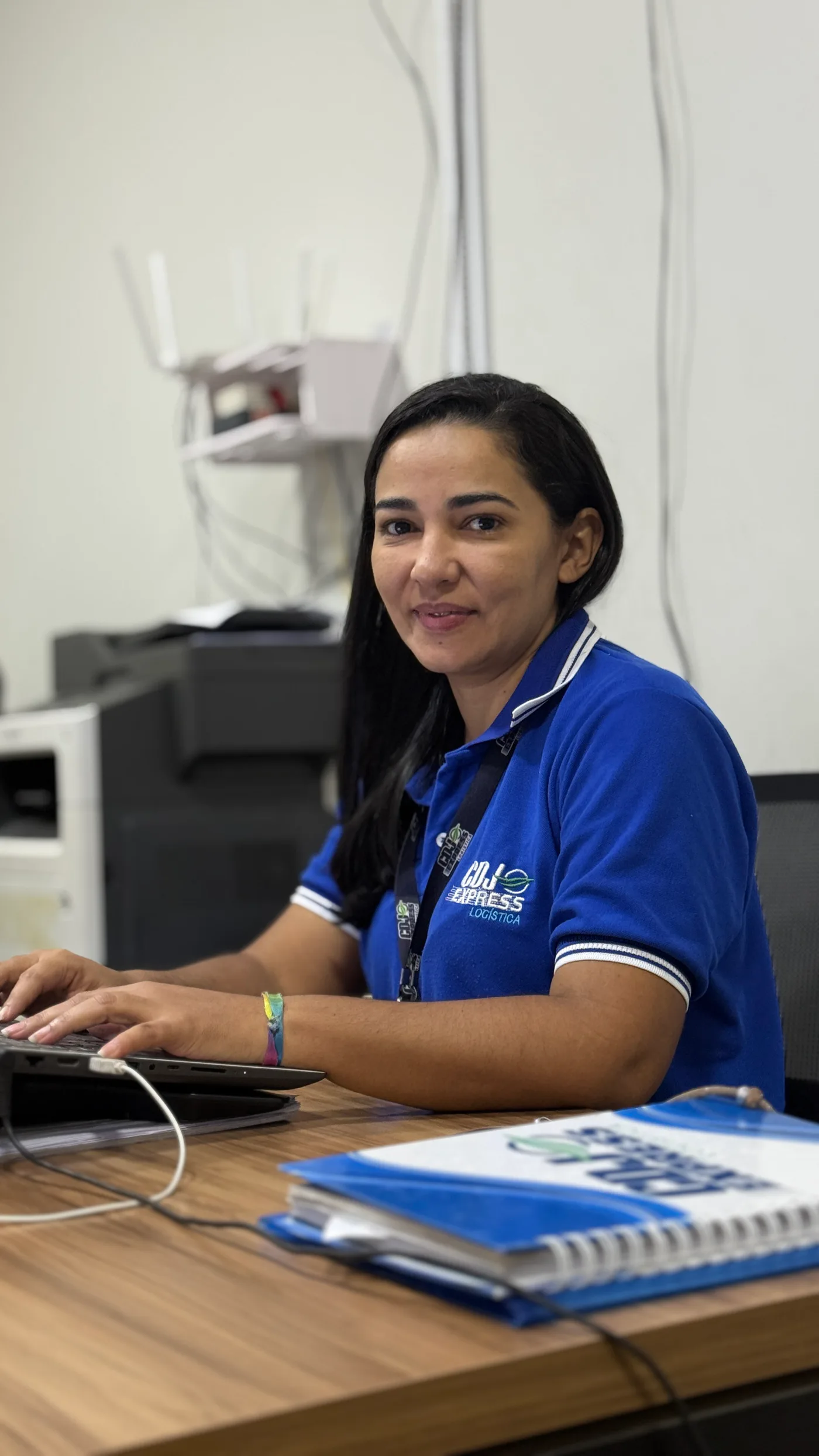 Profissional da CDJ Express trabalhando em uma estação de atendimento