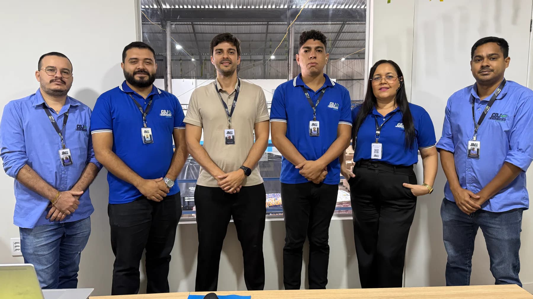 Equipe da CDJ Express reunida em frente à área operacional